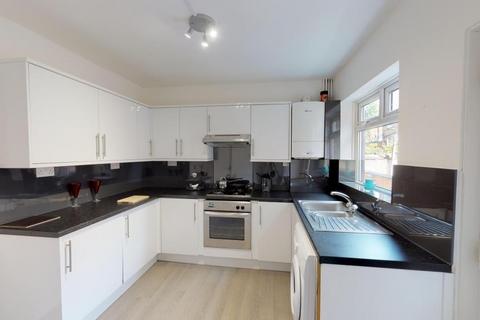 4 bedroom terraced house to rent, 17 Laurie Avenue