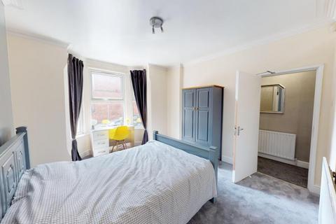 4 bedroom terraced house to rent, 17 Laurie Avenue