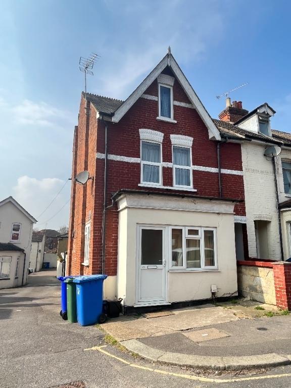 York Road, Aldershot, GU11 1 bed flat £695 pcm (£160 pw)