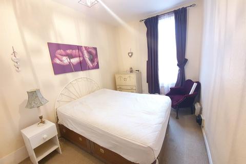2 bedroom flat to rent, Calthorpe Road