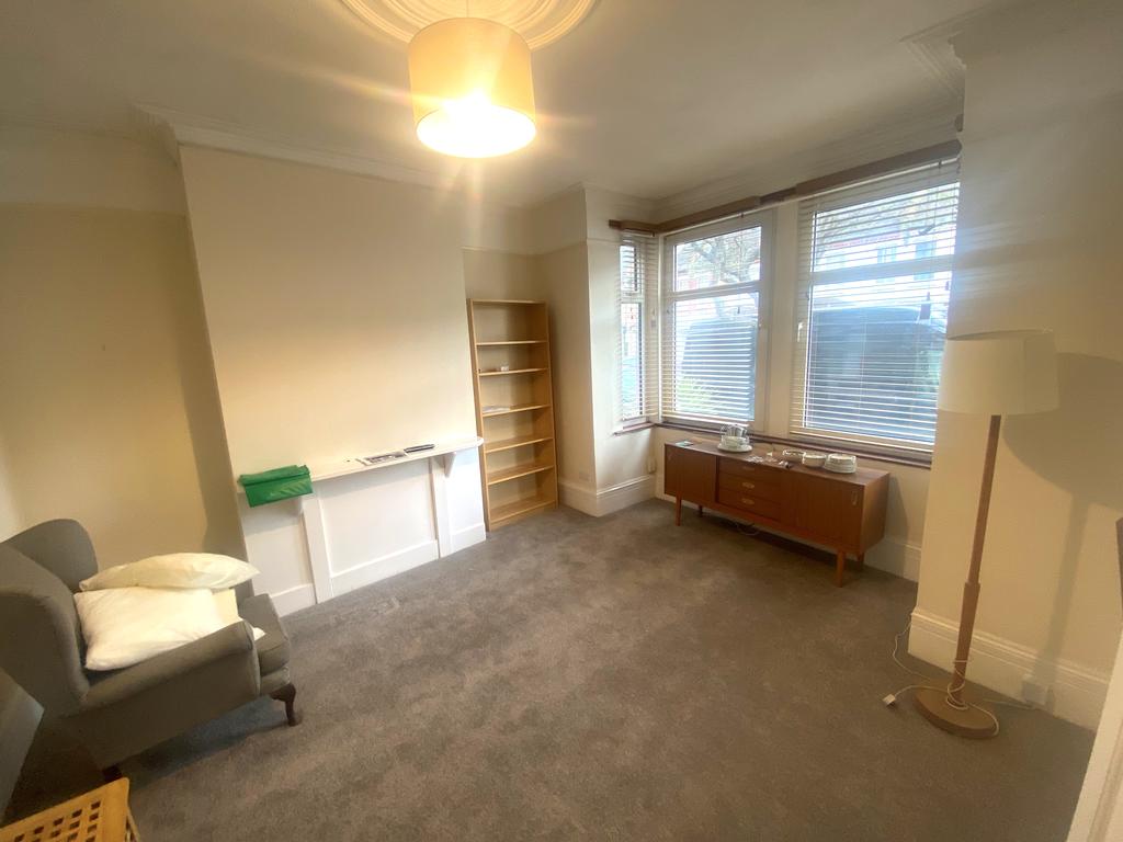 Selwyn Avenue, Highams Park, E4 1 bed flat £1,250 pcm (£288 pw)
