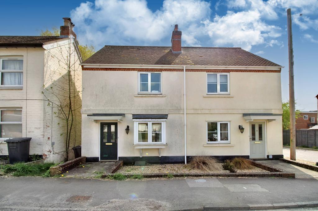 London Road, Overton RG25 2 bed semidetached house £950 pcm (£219 pw)