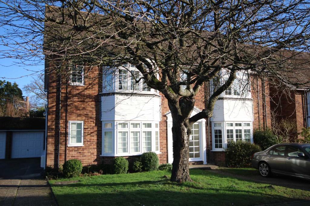 Cranbrook Court, Fleet 2 bed apartment £1,100 pcm (£254 pw)