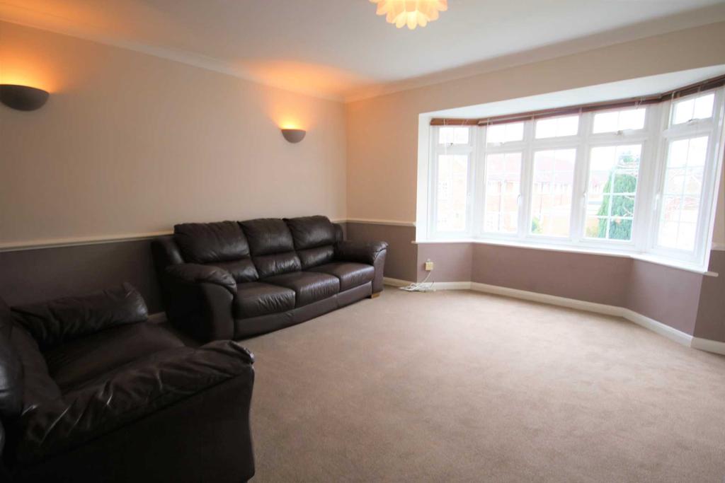 Cranbrook Court, Fleet 2 bed apartment £1,100 pcm (£254 pw)