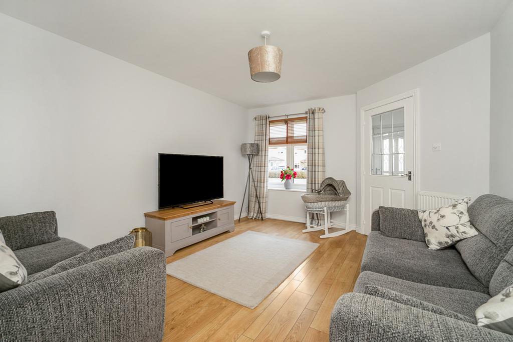 Meikle Loan, Kirkcaldy, KY2 2 bed terraced house £154,500