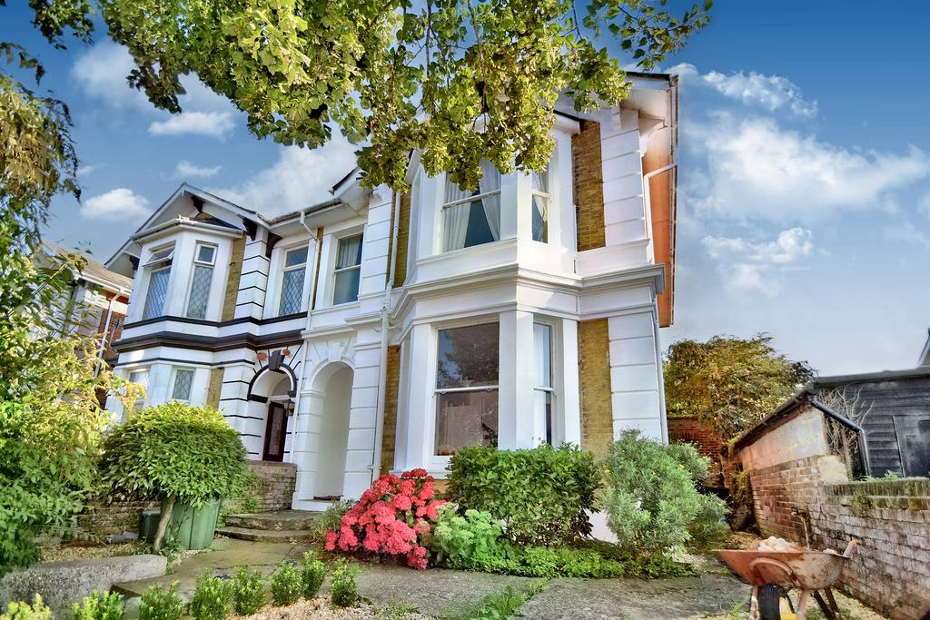 Station Avenue, Sandown PO36 4 bed semidetached house £1,200 pcm (£