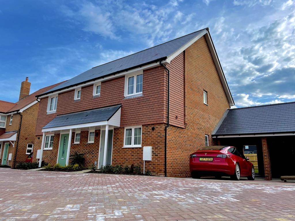 Juniper Court Headcorn TN27 3 bed semidetached house £1,550 pcm (£