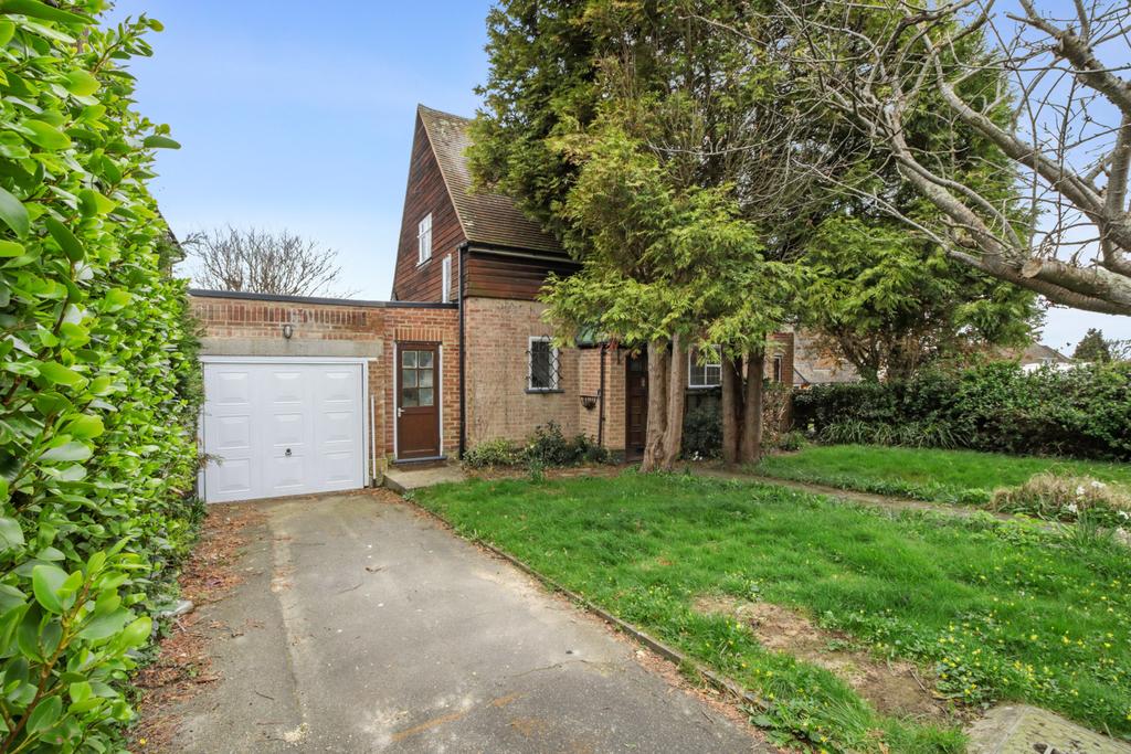 Chantry Avenue, BexhillOnSea 2 bed detached house £365,000