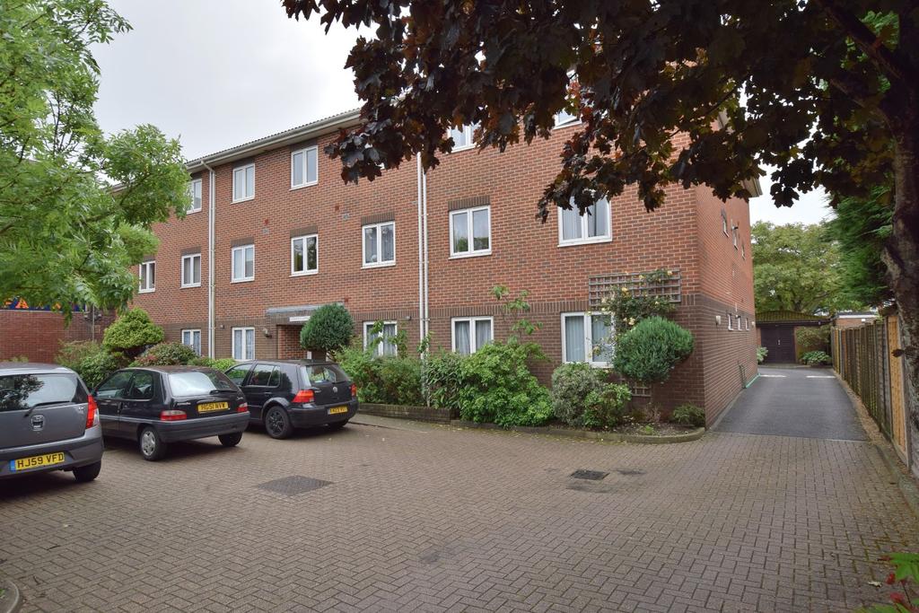 Lymington Road, New Milton... 1 bed flat £800 pcm (£185 pw)