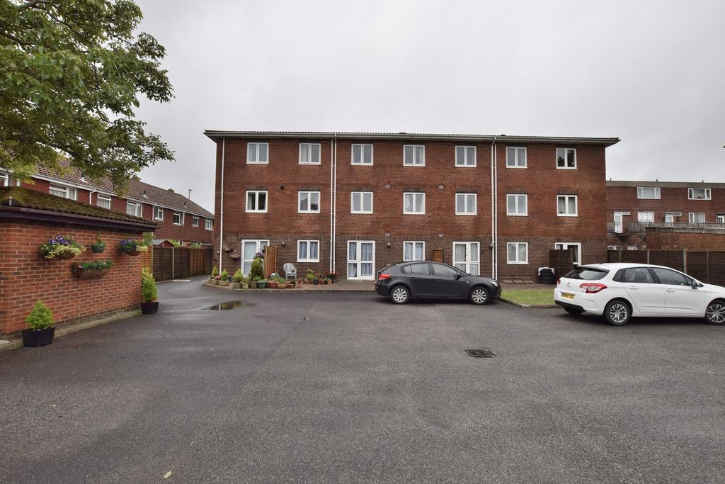 Lymington Road, New Milton... 1 bed flat £800 pcm (£185 pw)