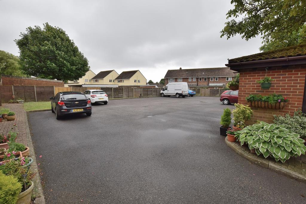 Lymington Road, New Milton... 1 bed flat £800 pcm (£185 pw)