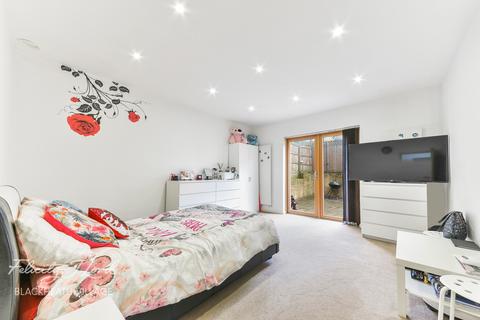 38 Woodville Close, London, SE3 8ED