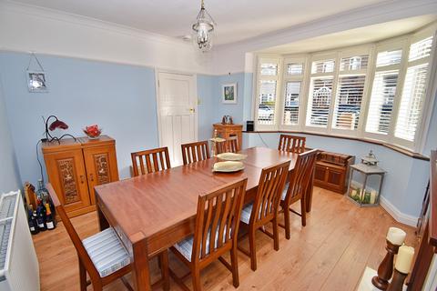 4 bedroom end of terrace house for sale, Coolgardie Avenue, Highams Park, London. E4 9HP