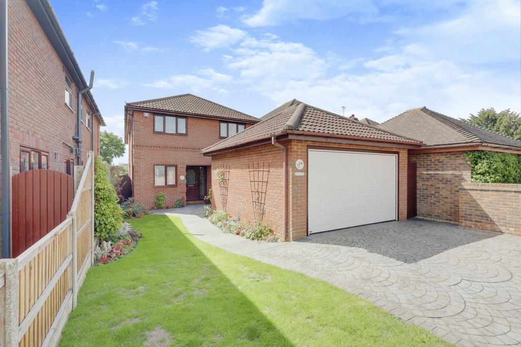 Elmhurst Avenue, Benfleet, SS7 4 bed detached house £685,000