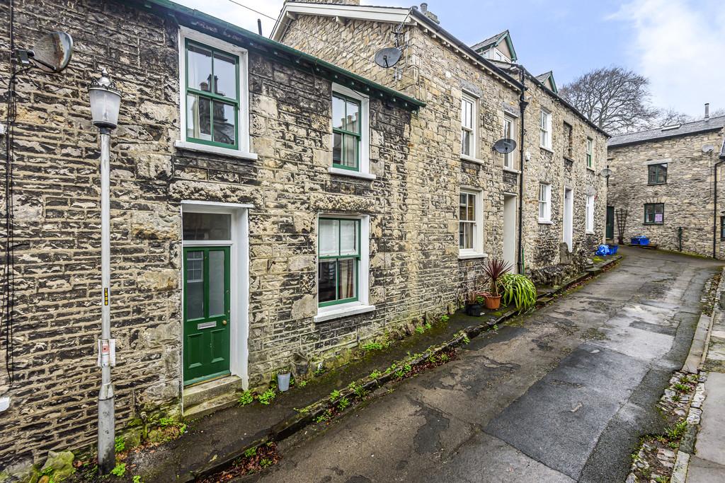 Queen Street, Kendal, Cumbria 2 bed terraced house £695 pcm (£160 pw)