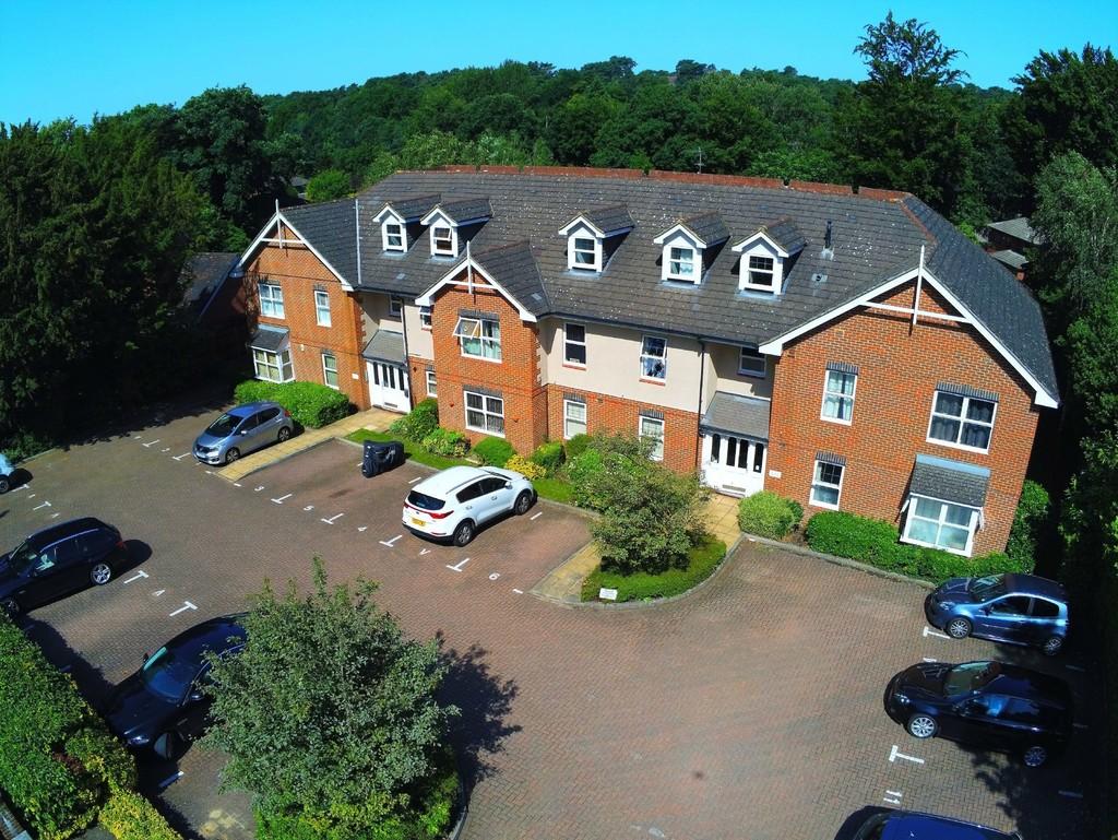 Portsmouth Road, Camberley 2 bed flat £1,300 pcm (£300 pw)