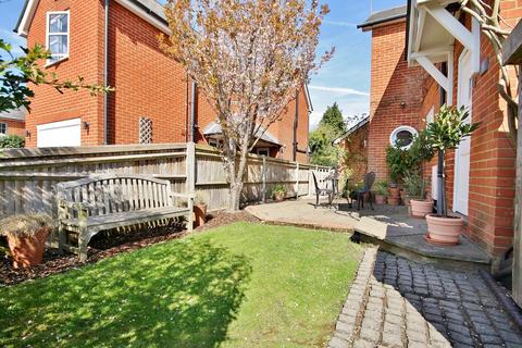 37 Cheapside, Horsell, Woking, GU21 4JQ