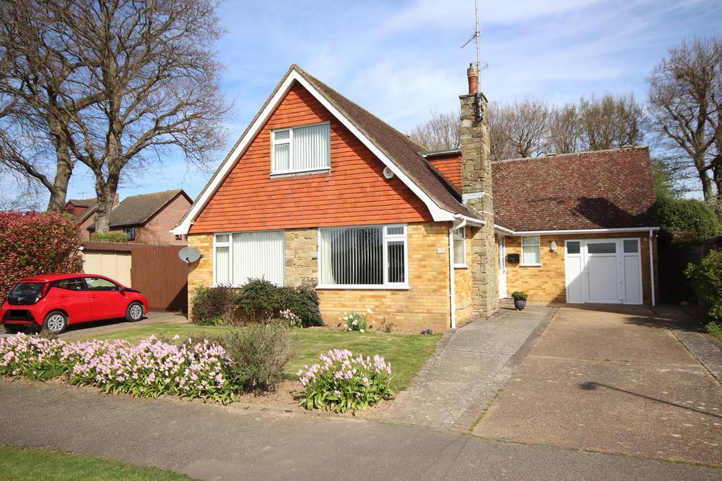 Fontwell Avenue, Little Common, BexhillonSea, TN39 4 bed bungalow £