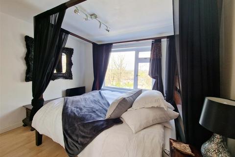 9b Hempstead Road, Kings Langley, WD4 8BJ
