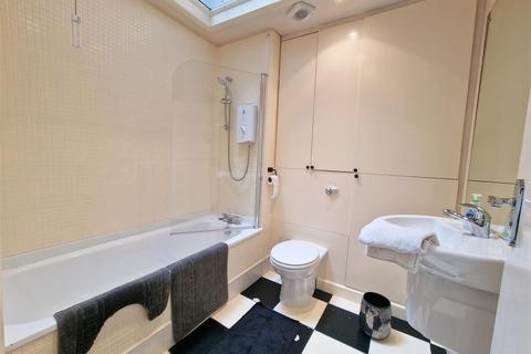 9b Hempstead Road, Kings Langley, WD4 8BJ