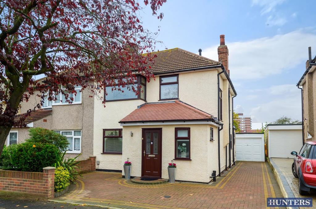 Warren Drive, Hornchurch 3 bed semidetached house £550,000