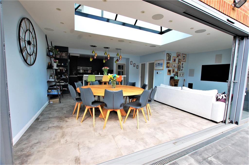 Bramble Road, Ellenbrook, Hatfield 5 bed semidetached house £800,000