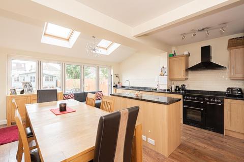 81 Vale Road, Worcester Park, KT4 7EB