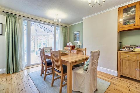 32 Airedale Drive, Horsforth, Leeds, LS18 5ED