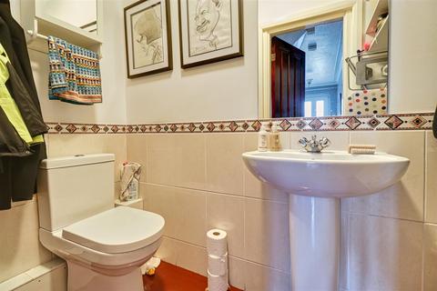 32 Airedale Drive, Horsforth, Leeds, LS18 5ED