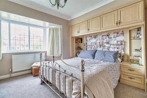 32 Airedale Drive, Horsforth, Leeds, LS18 5ED
