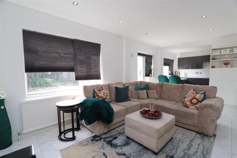 3 Oakbank, Hutton, Brentwood, CM13 1DN