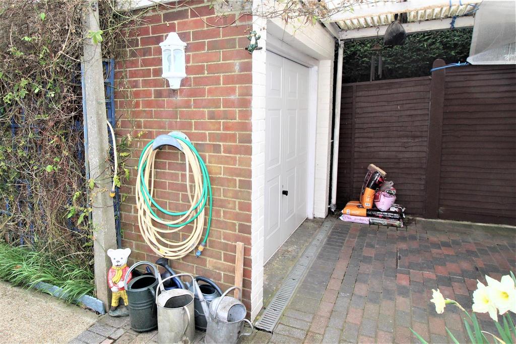 Detached garage