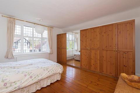 11 Dudley Grove, Epsom, KT18 7NB