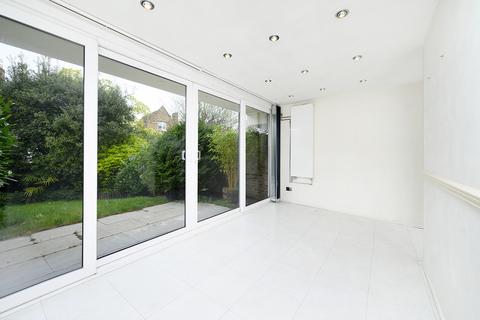 17 Trecastle Way, London, N7 0EL