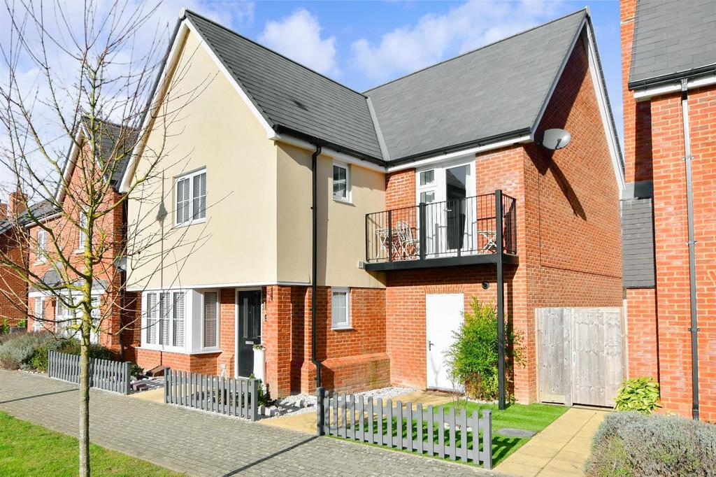 Beacon Avenue, Kings Hill, West Malling, Kent 4 bed detached house £