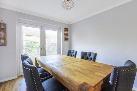 17 Alderley Close, Carterton, OX18 3QP