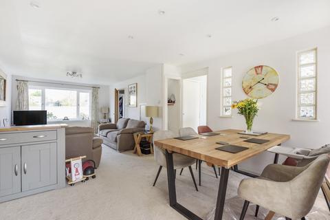 28 Alexander Drive, Cirencester, GL7 1UG