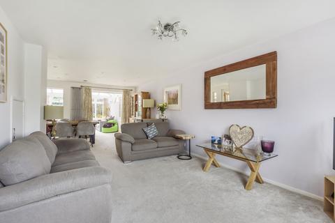 28 Alexander Drive, Cirencester, GL7 1UG