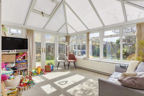 28 Alexander Drive, Cirencester, GL7 1UG