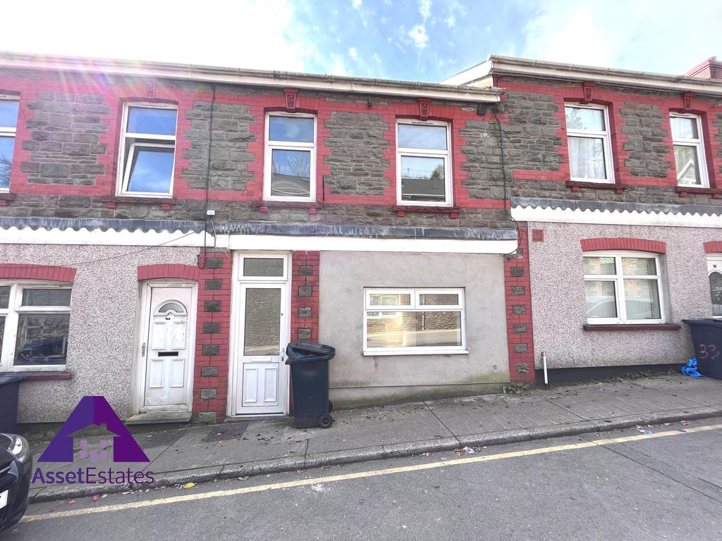 Commercial Road, Llanhilleth... 3 bed terraced house £600 pcm (£138 pw)