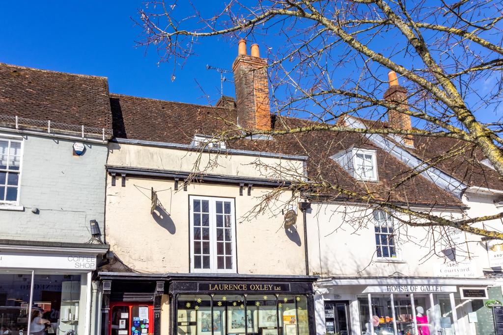 Flat above 17 Broad Street, Alresford 2 bed £1,200 pcm (£
