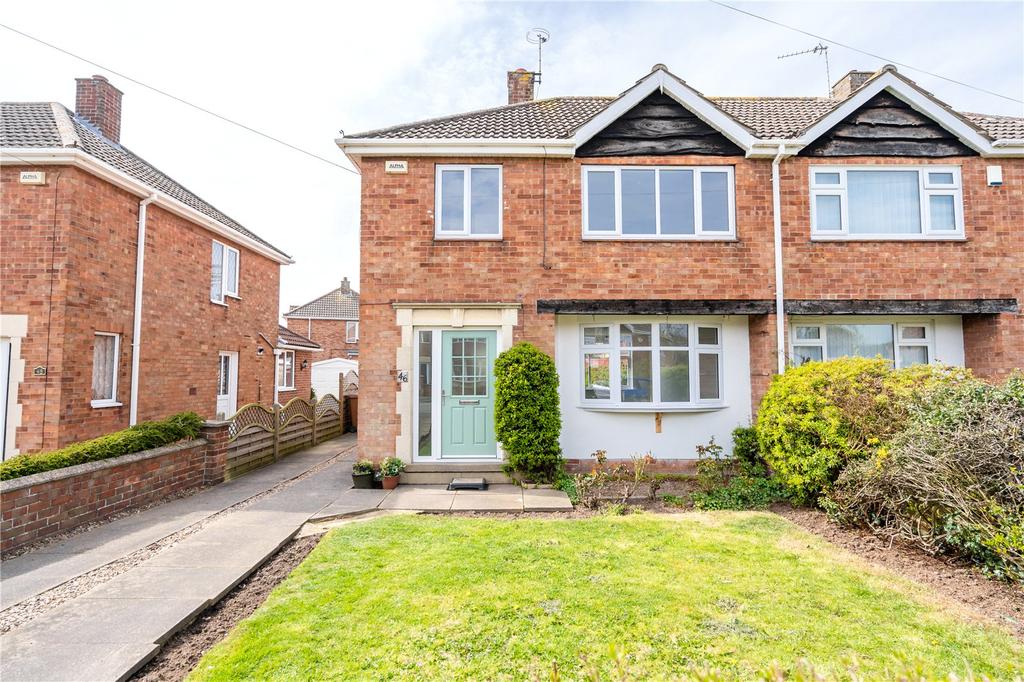 Danesfield Avenue, Waltham, Grimsby... 3 bed semidetached house £210,000
