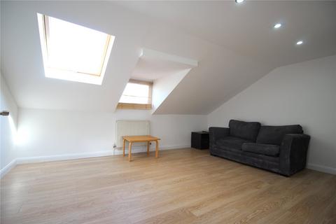 Studio to rent, Trafalgar Road, London