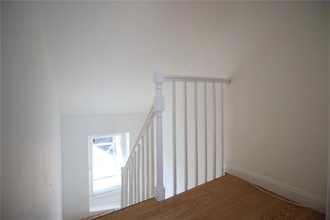 Studio to rent, Trafalgar Road, London