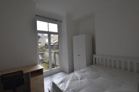 2 bedroom ground floor flat to rent, Colet Gardens, London W14