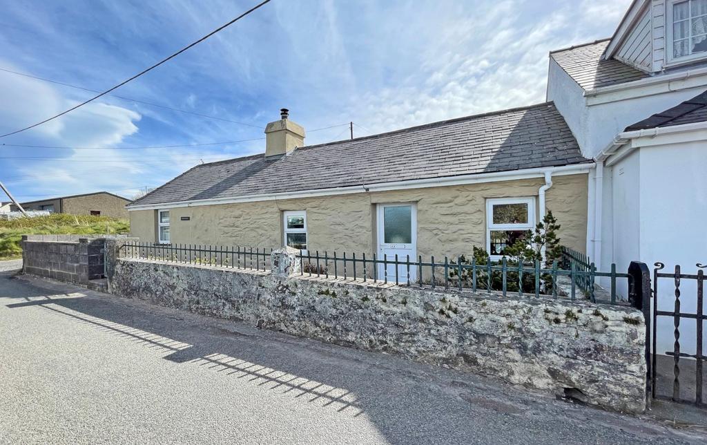 Minffordd, Carmel, Caernarfon, Gwynedd, LL54 2 bed semidetached house
