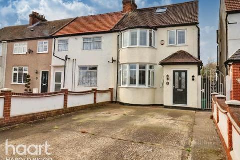 3 bedroom end of terrace house for sale - Straight Road, Romford