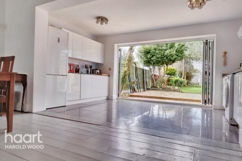 181 Straight Road, Harold Hill, Romford, RM3 7JJ