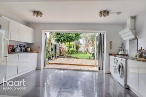 181 Straight Road, Harold Hill, Romford, RM3 7JJ