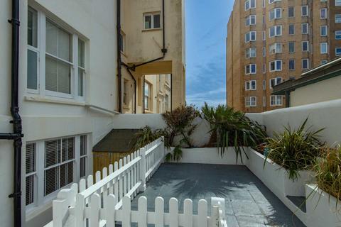 2 bedroom flat to rent, Medina Terrace, Hove